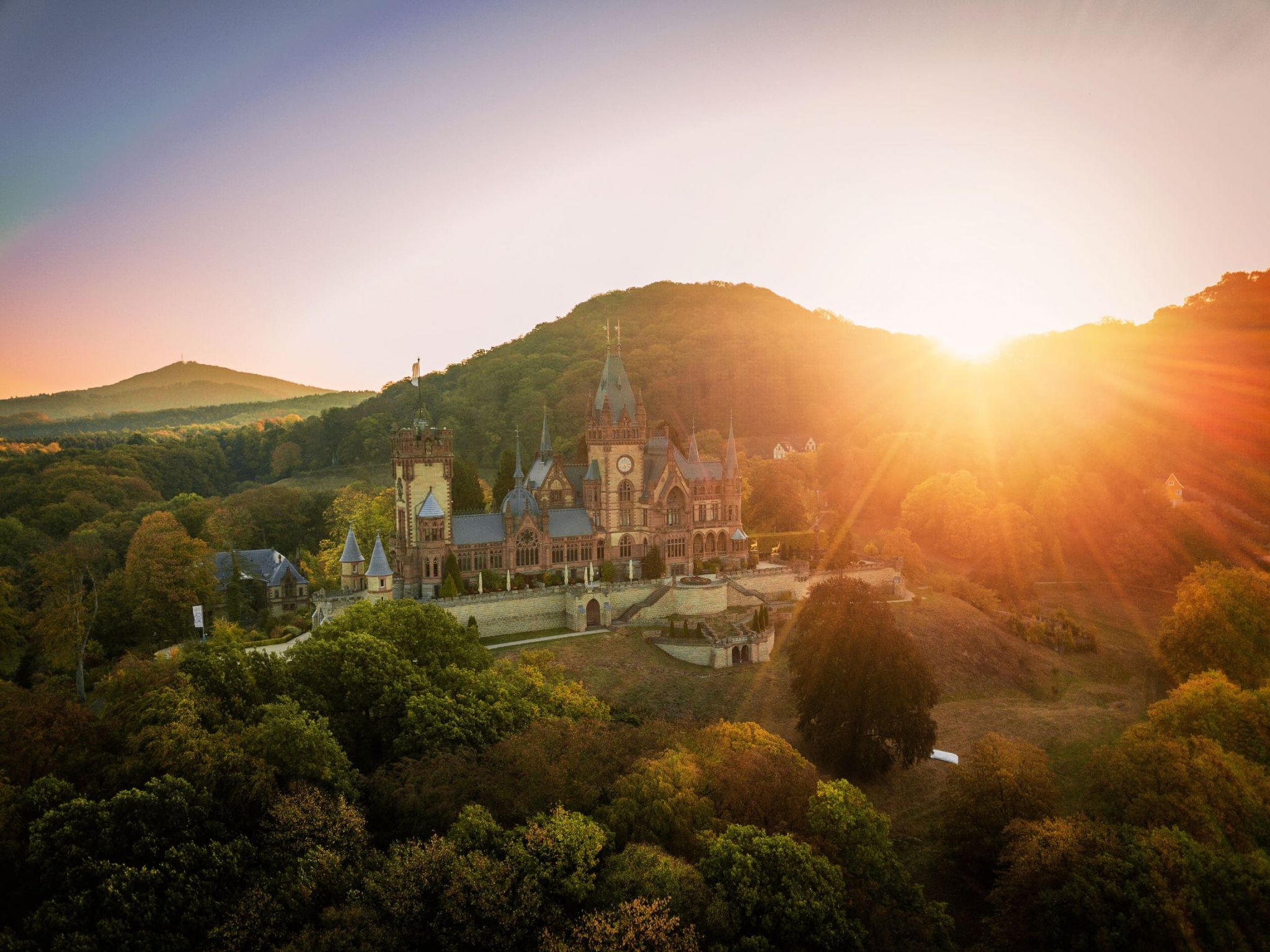 Schloss Drachenburg Ansicht von vorne mit Sonnenuntergang
© Tourismus NRW e.V., CC-BY-SA